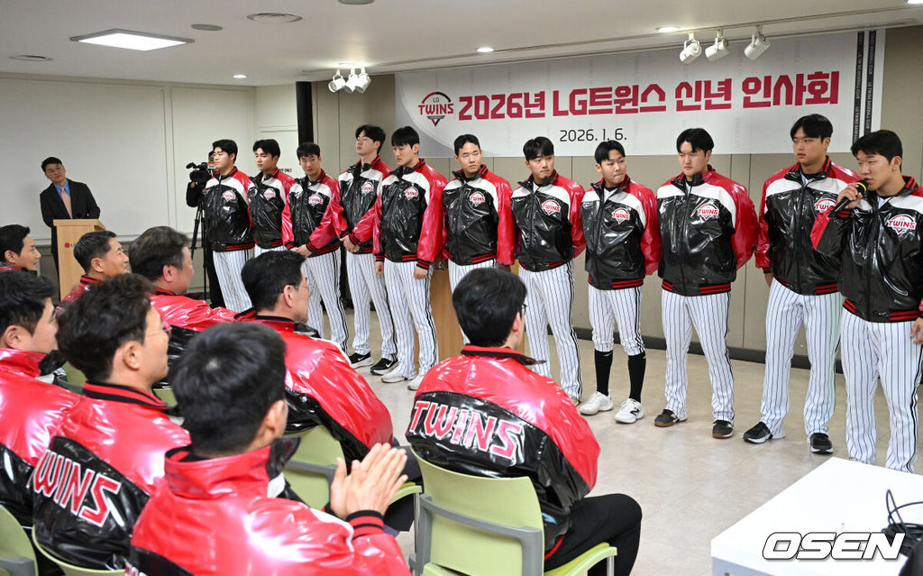 6일 오후 서울 잠실야구장에서 LG 트윈스 2026년 선수단 신년인사회가 열렸다.LG 트윈스는 염경엽 감독이 이끄는 1군 코치진은 김정준 수석코치, 김용일 수석트레이너, 모창민-김재율 타격코치, 김광삼-장진용 투수코치, 김일경 수비코치, 정수성 작전코치, 송지만 주루 및 외야수비코치 등 기존 인원이 대부분 유임됐으며 2026시즌 2연패 도전을 함께할 코칭스태프 구성을 완료했다.LG 신인 선수들이 인사를 하고 있다. 2026.01.06 /sunday@osen.co.kr