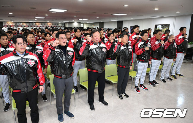 [OSEN=잠실, 이대선 기자] 6일 오후 서울 잠실야구장에서 LG 트윈스 2026년 선수단 신년인사회가 열렸다.LG 트윈스는 염경엽 감독이 이끄는 1군 코치진은 김정준 수석코치, 김용일 수석트레이너, 모창민-김재율 타격코치, 김광삼-장진용 투수코치, 김일경 수비코치, 정수성 작전코치, 송지만 주루 및 외야수비코치 등 기존 인원이 대부분 유임됐으며 2026시즌 2연패 도전을 함께할 코칭스태프 구성을 완료했다.LG 김인석 대표이사를 비롯한 선수단이 인사를 하고 있다. 2026.01.06 /sunday@osen.co.kr