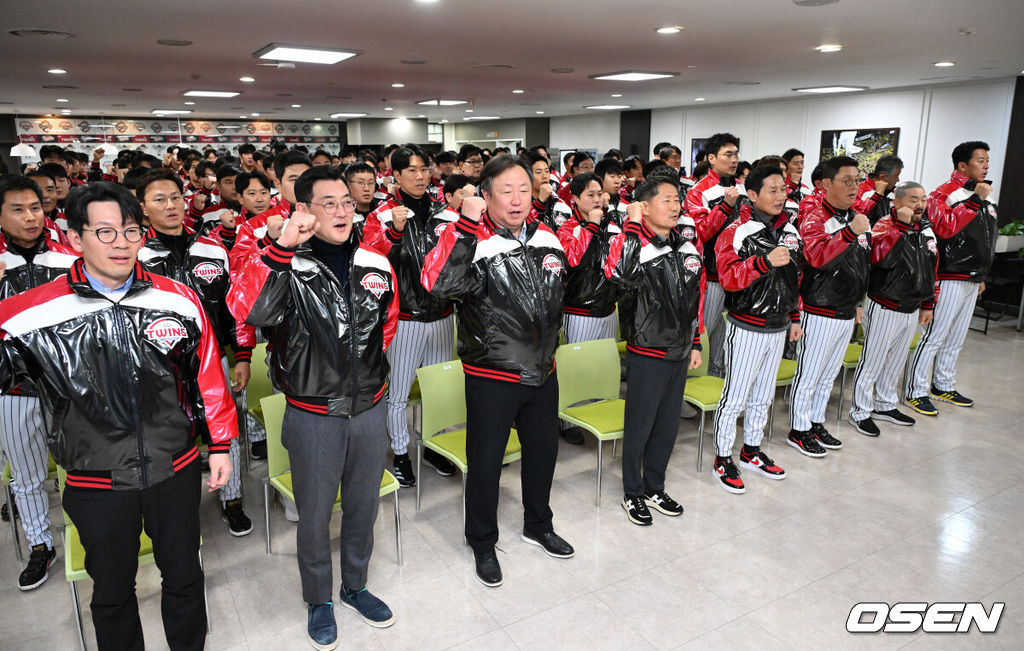 6일 오후 서울 잠실야구장에서 LG 트윈스 2026년 선수단 신년인사회가 열렸다.LG 트윈스는 염경엽 감독이 이끄는 1군 코치진은 김정준 수석코치, 김용일 수석트레이너, 모창민-김재율 타격코치, 김광삼-장진용 투수코치, 김일경 수비코치, 정수성 작전코치, 송지만 주루 및 외야수비코치 등 기존 인원이 대부분 유임됐으며 2026시즌 2연패 도전을 함께할 코칭스태프 구성을 완료했다.LG 김인석 대표이사를 비롯한 선수단이 인사를 하고 있다. 2026.01.06 /sunday@osen.co.kr