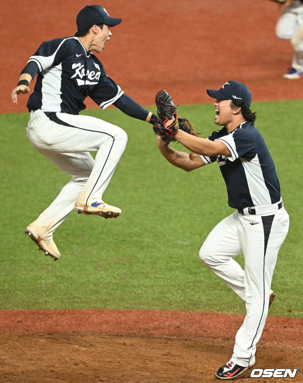 류중일 감독이 이끄는 한국 야구 대표팀이 4회 연속 우승을 차지했다. 한국은 7일(이하 한국시간) 중국 저장성 사오싱 야구장에서 열린 2022 항저우 아시안게임 야구 결승전에서 대만을 2-0으로 눌렀다. 이로써 지난 2일 대만과의 B조 예선 2차전 0-4 완패를 설욕하며 금메달을 목에 걸었다. 승리가 확정된 순간 대한민국 김혜성, 고우석이 환호하고 있다.  2023.10.07 /ksl0919@osen.co.kr