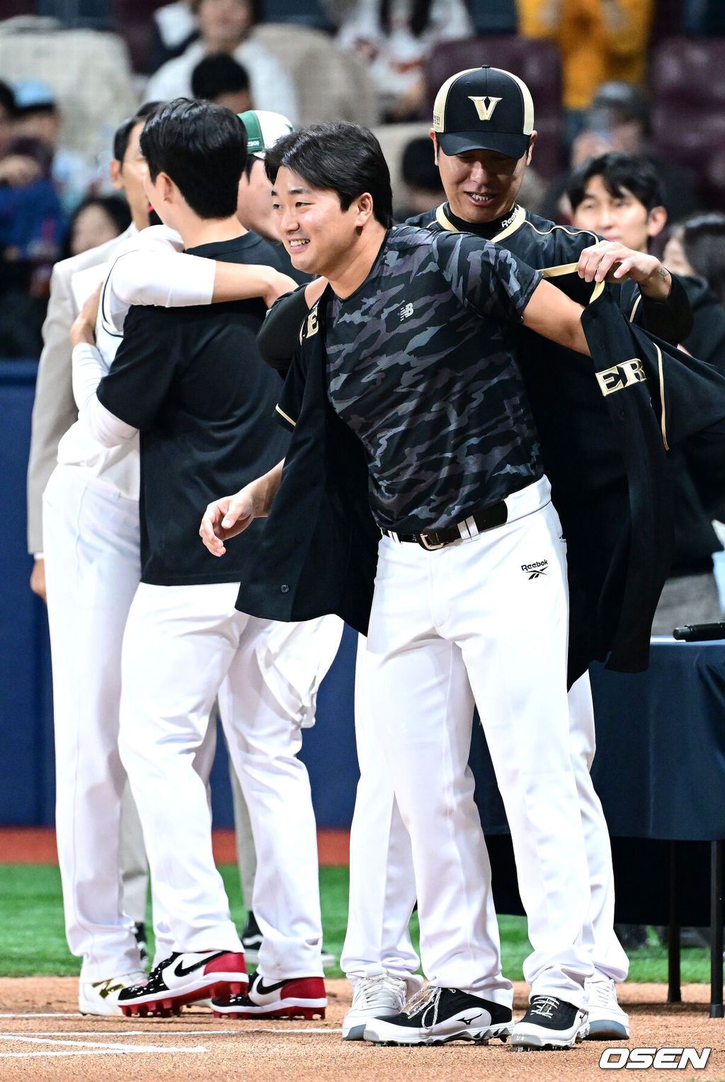 30일 오후 서울 고척스카이돔에서 '더 제너레이션 매치’가 열렸다. 이번 경기는 '세대를 잇는 한판 승부'를 콘셉트로 팀 베테랑에는 김현수, 양의지, 강민호, 임찬규, 박건우 등이 포진하며, 팀 라이징에는 원태인, 안현민, 이의리, 김영웅, 김택연 등이 출전한다. 메이저리거 김혜성과 고우석이 경기에 나서 유니폼을 입고 있다. 2025.11.30 / dreamer@osen.co.kr