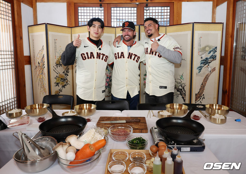 6일 서울 종로구 클래식고택 디토에서 미국 프로야구 메이저리그 베이스볼(MLB) 샌프란시스코 자이언츠 한국 방문 미디어데이가 열렸다. 이날 한국 문화 체험 행사에 샌프란시스코 자이언츠 이정후, 토니 비텔로 감독, 윌리 아다메스가 참석했다.이정후, 토니 비텔로 감독, 윌리 아다메스가 포토타임을 가지고 있다. 2026.01.06 /sunday@osen.co.kr