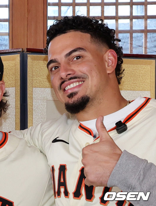 [OSEN=이대선 기자] 6일 서울 종로구 클래식고택 디토에서 미국 프로야구 메이저리그 베이스볼(MLB) 샌프란시스코 자이언츠 한국 방문 미디어데이가 열렸다. 이날 한국 문화 체험 행사에 샌프란시스코 자이언츠 이정후, 토니 비텔로 감독, 윌리 아다메스가 참석했다.윌리 아다메스가 포토타임을 가지고 있다. 2026.01.06 /sunday@osen.co.kr