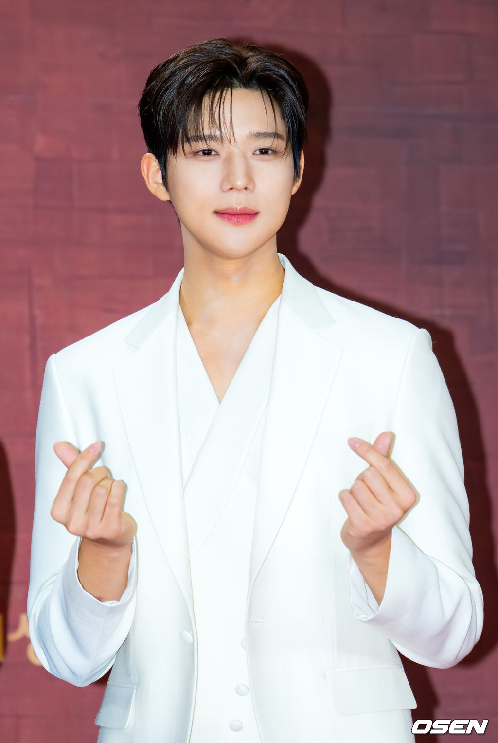 31일 오후 서울 영등포구 여의도 KBS 신관 웨딩홀에서 2025 KBS 연기대상 레드카펫 포토월 행사가 열렸다.이날 오후 7시 10분 생방송으로 진행되는 ‘2025 KBS 연기대상’에서는 미니시리즈, 장편 드라마, 일일드라마 부문별 우수상과 최우수상을 비롯해 베스트 커플상, 인기상, 조연상, 신인상 등 시상이 진행된다.배우 문상민이 무대 위에서 포즈를 취하고 있다. 2025.12.31 /rumi@osen.co.kr