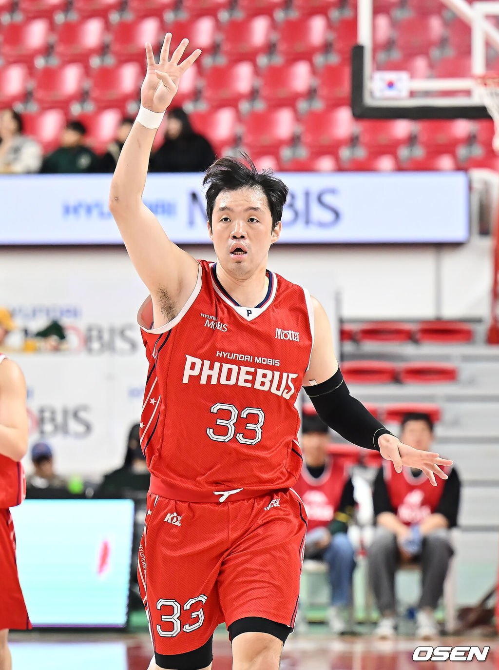 6일 울산 동천체육관에서 2025-2026 LG전자 프로농구 울산 현대모비스와 부산 KCC의 경기가 열렸다.  울산 현대모비스와 부산 KCC가 각각 2연패와 4연패의 위기를 딛고 나란히 연패 탈출의 돌파구를 찾아야 하는 절실한 상황에 놓여 있다.울산 현대모비스 이승현이 작전 지시를 하고 있다. 2026.01.06 / foto0307@osen.co.kr