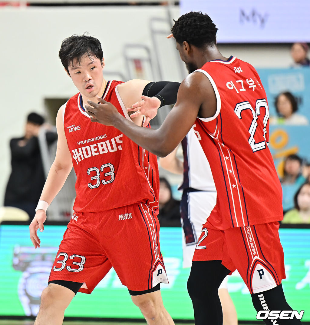 6일 울산 동천체육관에서 2025-2026 LG전자 프로농구 울산 현대모비스와 부산 KCC의 경기가 열렸다.  울산 현대모비스와 부산 KCC가 각각 2연패와 4연패의 위기를 딛고 나란히 연패 탈출의 돌파구를 찾아야 하는 절실한 상황에 놓여 있다.울산 현대모비스 이승현이 3점슛을 성공시키고 존 이그부누의 축하를 받고 있다. 2026.01.06 / foto0307@osen.co.kr