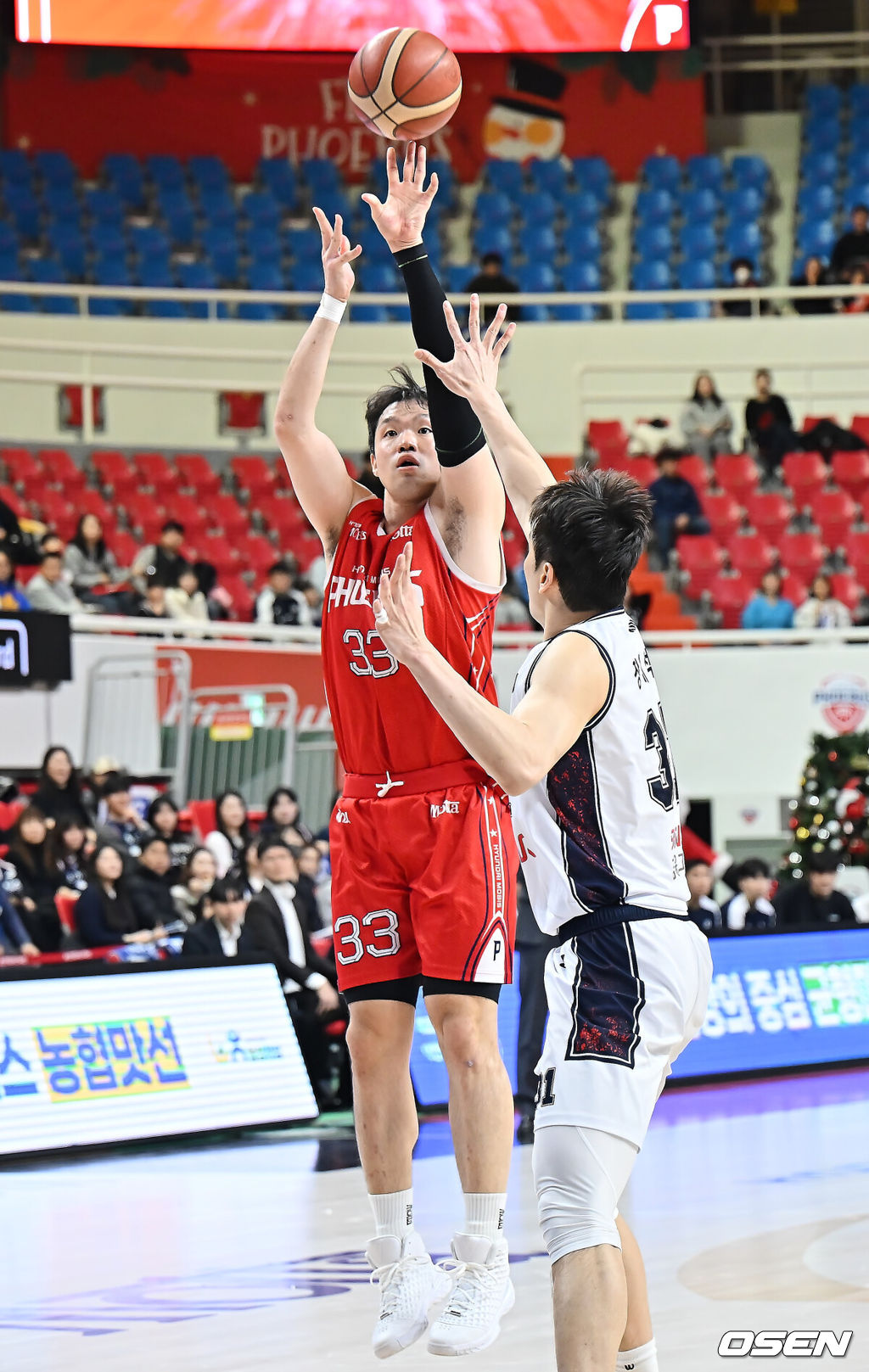 6일 울산 동천체육관에서 2025-2026 LG전자 프로농구 울산 현대모비스와 부산 KCC의 경기가 열렸다.  울산 현대모비스와 부산 KCC가 각각 2연패와 4연패의 위기를 딛고 나란히 연패 탈출의 돌파구를 찾아야 하는 절실한 상황에 놓여 있다.울산 현대모비스 이승현이 3점슛을 시도하고 있다. 2026.01.06 / foto0307@osen.co.kr