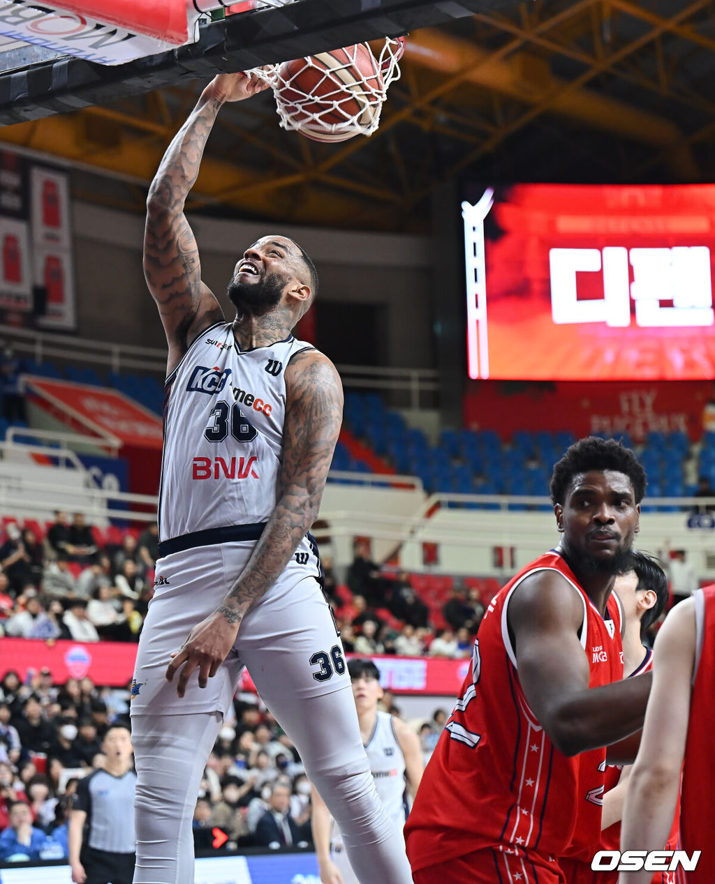 6일 울산 동천체육관에서 2025-2026 LG전자 프로농구 울산 현대모비스와 부산 KCC의 경기가 열렸다.  울산 현대모비스와 부산 KCC가 각각 2연패와 4연패의 위기를 딛고 나란히 연패 탈출의 돌파구를 찾아야 하는 절실한 상황에 놓여 있다.부산 KCC 숀롱이 덩크슛을 성공하고 있다. 2026.01.06 / foto0307@osen.co.kr