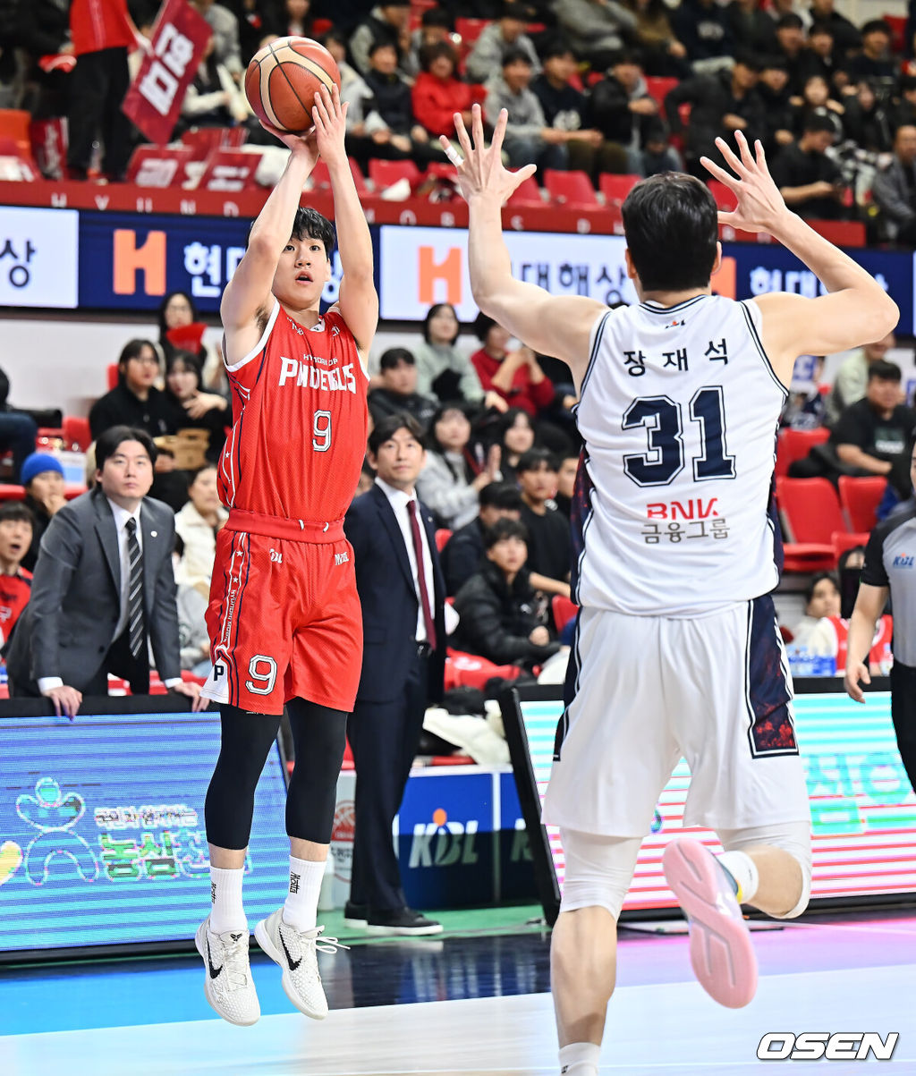 6일 울산 동천체육관에서 2025-2026 LG전자 프로농구 울산 현대모비스와 부산 KCC의 경기가 열렸다.  울산 현대모비스와 부산 KCC가 각각 2연패와 4연패의 위기를 딛고 나란히 연패 탈출의 돌파구를 찾아야 하는 절실한 상황에 놓여 있다.울산 현대모비스 조한진이 부산 KCC 장재석의 마크를 피해 3점슛을 시도하고 있다. 2026.01.06 / foto0307@osen.co.kr