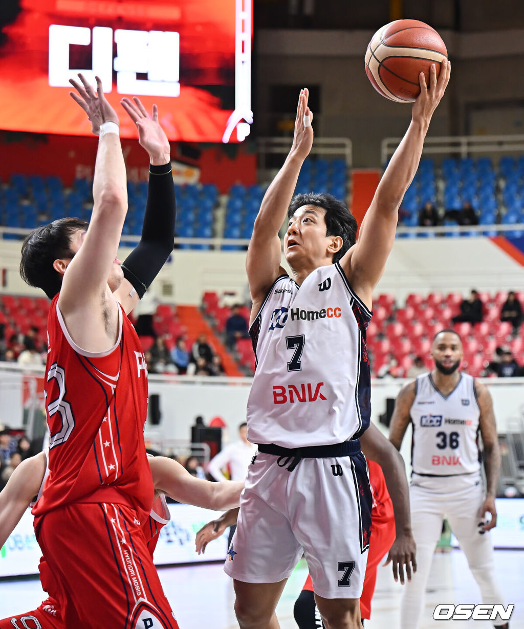 6일 울산 동천체육관에서 2025-2026 LG전자 프로농구 울산 현대모비스와 부산 KCC의 경기가 열렸다.  울산 현대모비스와 부산 KCC가 각각 2연패와 4연패의 위기를 딛고 나란히 연패 탈출의 돌파구를 찾아야 하는 절실한 상황에 놓여 있다.부산 KCC 허훈이 울산 현대모비스 이승현의 마크를 피해 골밑슛을 시도하고 있다. 2026.01.06 / foto0307@osen.co.kr