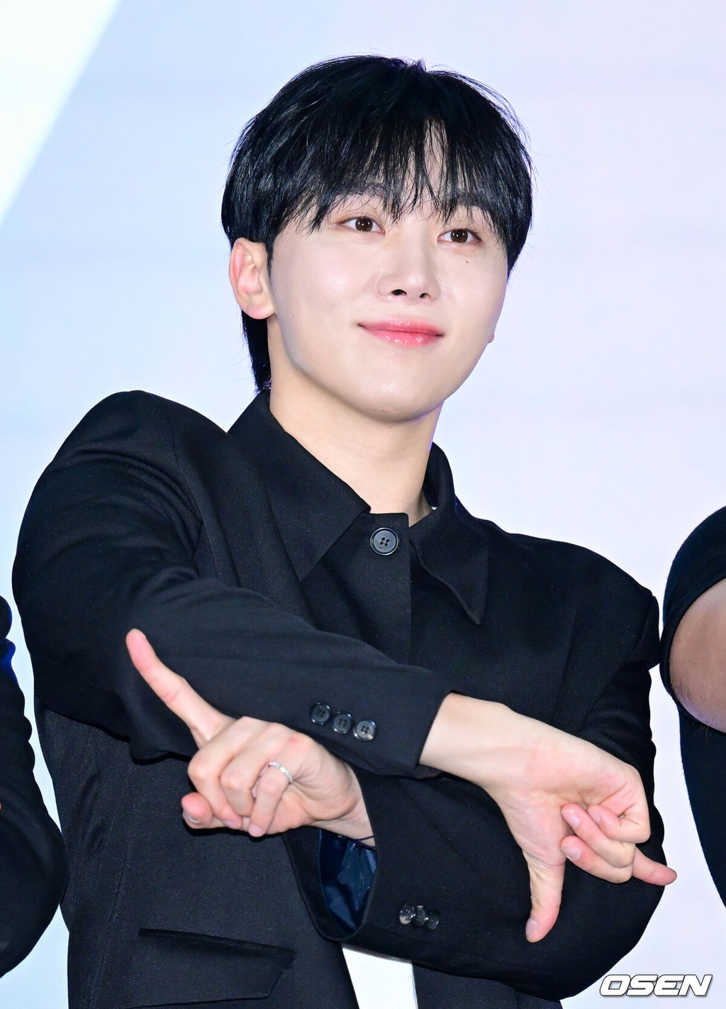 4일 서울시 용산구 한화손해보험 한남사옥에서 에어비앤비 CEO와 K팝 아티스트 세븐틴이 함께하는 포토세션 행사가 진행됐다.행사에는 브라이언 체스키 에어비앤비 공동 창업자 겸 CEO, K-POP 아티스트 세븐틴이 참석했다.세븐틴 부승관이 포즈를 취하고 있다. 2025.06.04 /cej@osen.co.kr