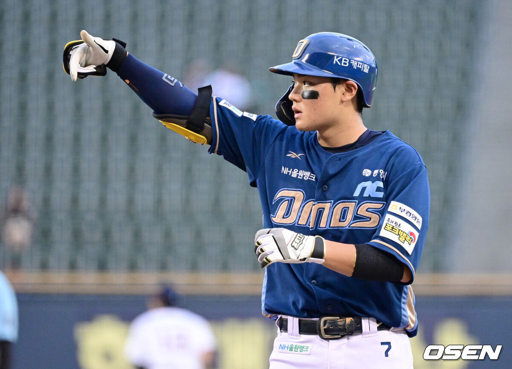 14일 서울 잠실야구장에서 ‘2025 신한 SOL Bank KBO리그’ 두산 베어스와 NC 다이노스의 경기가 열렸다.홈팀 두산은 곽빈, 방문팀 NC는 라일리 톰슨을 선발로 내세웠다.2회초 1사 주자없는 상황 NC 김주원이 안타를 날리고 1루에 안착해 기뻐하고 있다. 2025.08.14 / dreamer@osen.co.kr