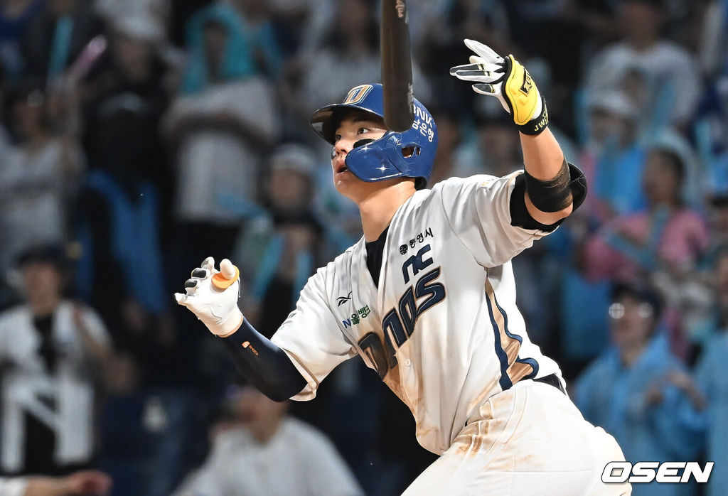 20일 창원NC파크에서 2025 신한 SOL 뱅크 KBO 리그 NC 다이노스와 삼성 라이온즈의 경기가 열렸다. 홈팀 NC는 목지훈이, 방문팀 삼성은 원태인이 선발 출전했다. NC 다이노스 김주원이 8회말 좌월 솔로 홈런을 치고 있다. 2025.08.20 / foto0307@osen.co.kr