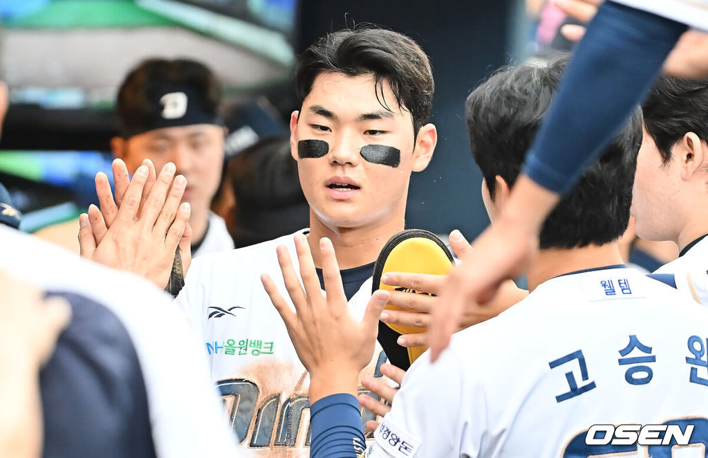 4일 창원NC파크에서 2025 신한 SOL 뱅크 KBO 리그 NC 다이노스와 SSG 랜더스의 경기가 열렸다. 홈팀 NC는 라일리가, 방문팀 SSG는 김광현이 선발 출전했다. NC 다이노스 김주원이 1회말 무사 1,2루 박건우의 중견수 앞 1타점 안타때 득점을 올리고 하이파이브를 하고 있다. 2025.10.04 / foto0307@osen.co.kr