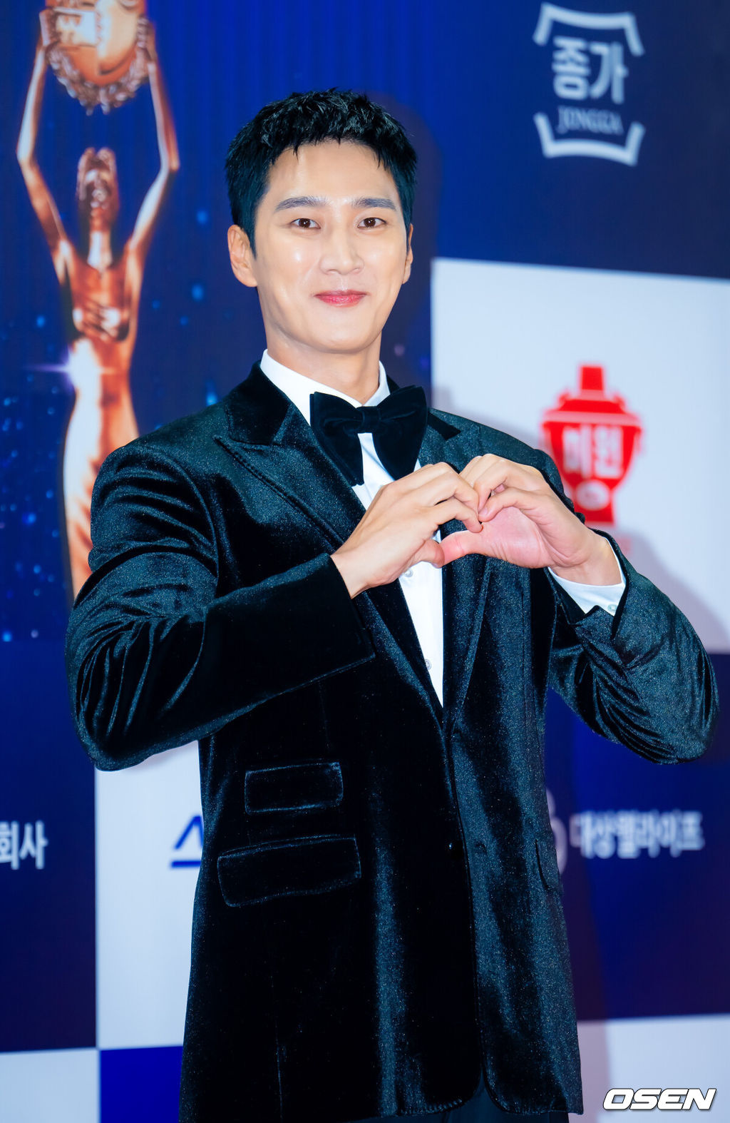 19일 오후 서울 여의도 KBS홀에서 제46회 청룡영화상 시상식 전 레드카펫&포토월 행사가 열렸다.한편 배우 한지민과 이제훈이 공동 MC를 맡은 제46회 청룡영화상 시상식은 KBS2를 통해 생중계된다.배우 안보현이 포토타임을 갖고 있다. 2025.11.19 / rumi@osen.co.kr