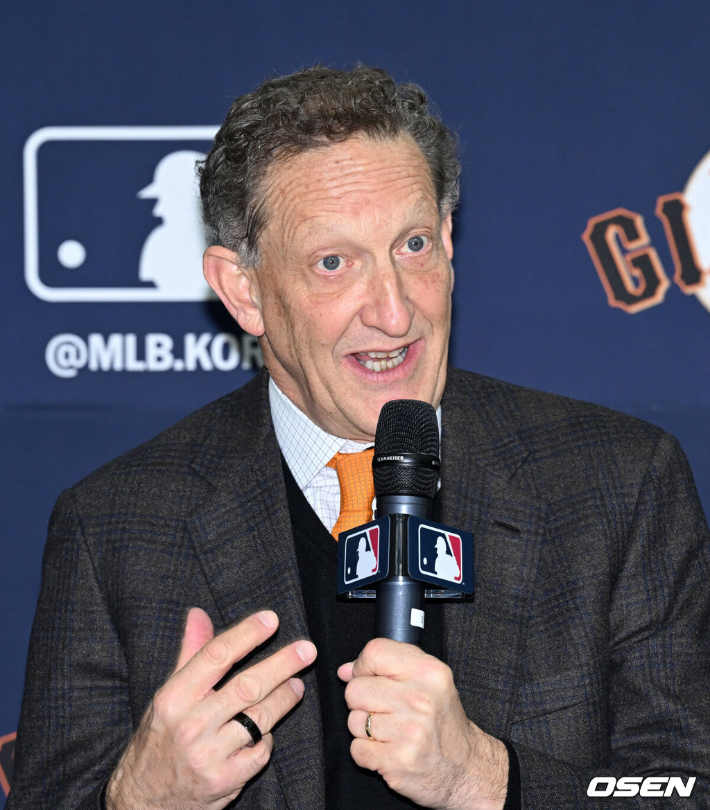 7일 오후 경기 이천 LG 챔피언스파크에서 샌프란시스코 자이언츠 미디어데이가 열렸다.샌프란시스코 구단은 이정후와 비텔로 감독, 윌리 아다메스가 참여하는 방한 프로그램을 진행 중이다. 이번 샌프란시스코의 한국 방문에는 래리 베어 CEO, 버스터 포지 사장, 잭 미나시안 단장 등 구단 주요 인사들이 함께한다.샌프란시스코 래리 베어 CEO가 취재진 질문에 답을 하고 있다. 2026.01.07 /sunday@osen.co.kr