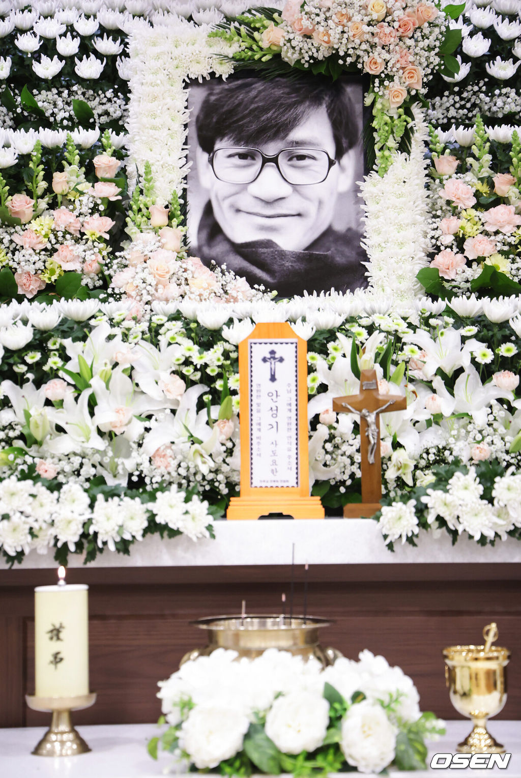 [OSEN=사진팀] '국민 배우' 안성기가 5일 별세했다. 향년 74세.5일 안성기 소속사 아티스트컴퍼니는 “안성기 배우께서 2026년 1월 5일 오전 9시 향년 74세로 별세했다”고 밝혔다.장례는 (재)신영균예술문화재단과 (사)한국영화배우협회 주관으로 영화인장으로 진행될 예정이며 명예장례위원장 신영균, 배창호 감독, 한국영화배우협회 이갑성 이사장, 신영균예술문화재단 직무대행 신언식, 한국영화인협회 양윤호 이사장 등 4인이 공동장례위원장을 맡아 장례를 진행할 예정이다. 또한 아티스트컴퍼니에서 한솥밥을 먹는 동료이자 영화인 후배인 이정재 정우성 등의 운구로 고인의 마지막 길을 배웅한다.안성기의 빈소는 서울성모병원 장례식장 31호실에 마련되며 발인은 오는 9일 오전 6시 엄수된다. 장지는 양평 별그리다다. / photo@osen.co.kr<사진=사진공동취재단>