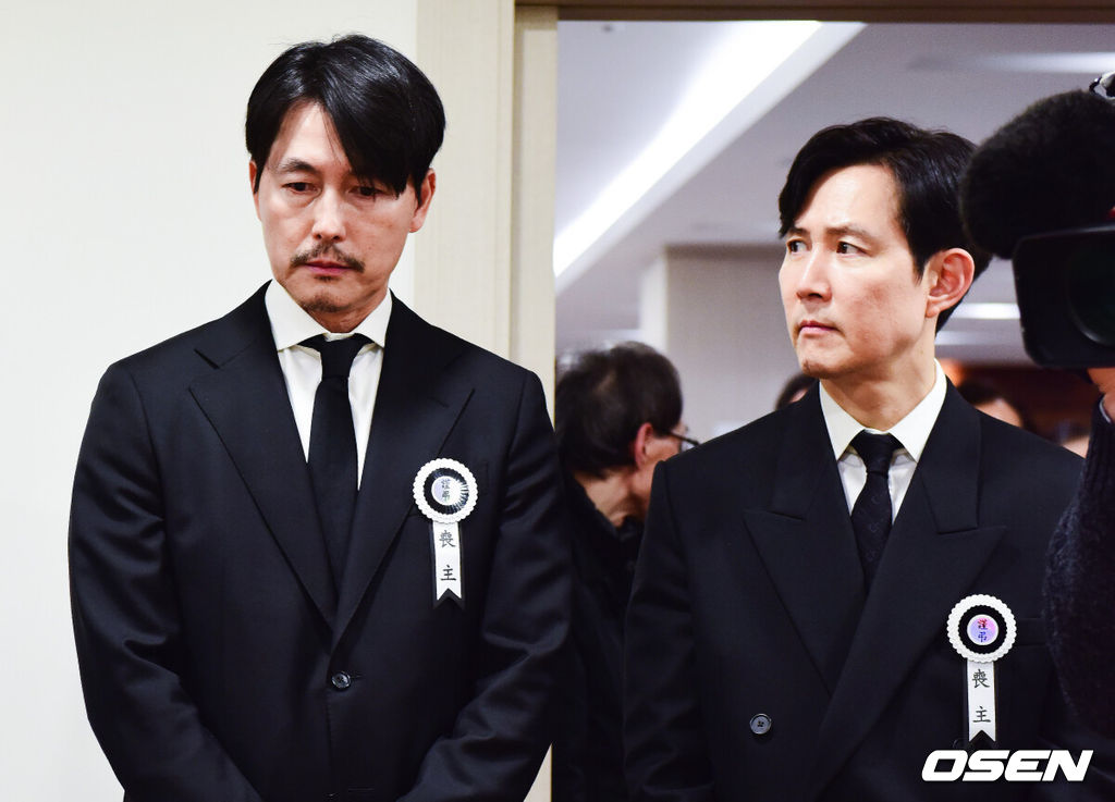 [OSEN=사진팀] 정부가 5일 별세한 배우 고(故) 안성기에게 문화훈장 최고 등급인 금관문화훈장을 추서했다. 문화예술 발전과 국민의 문화 향유에 기여한 공적을 기리기 위한 조치로, 문화체육관광부 최휘영 장관은 정부를 대표해 훈장을 전했다.이번 금관문화훈장은 2005년 보관문화훈장(3등급), 2013년 은관문화훈장(2등급)에 이은 세 번째 훈장이었다. 60여 년에 걸쳐 한국영화의 성장과 도약을 이끈 공로를 공식적으로 기리는 의미가 담겼다.안성기는 1957년 영화 ‘황혼열차’로 데뷔한 이후 ‘바람 불어 좋은 날’, ‘고래사냥’, ‘투캅스’, ‘실미도’, ‘화려한 휴가’, ‘한산: 용의 출현’ 등 130여 편에 출연하며 세대를 아우르는 연기를 남겼다. 특히 ‘실미도’를 통해 한국영화 최초 천만 관객 시대를 열며 대중성과 산업적 성장을 상징하는 배우로 평가받았다.대종상·청룡·백상 등 주요 시상식에서 다수의 상을 수상한 그는 ‘국민 배우’로 한국영화와 생애를 함께했다. 고인은 이날 오전 9시 서울 용산구 순천향대병원 중환자실에서 가족이 지켜보는 가운데 별세했으며, 장례는 영화인장으로 치러졌다. 빈소는 서울성모병원 장례식장에 마련됐고 발인은 9일 오전 6시 엄수됐다. / photo@osen.co.kr<사진=사진공동취재단>