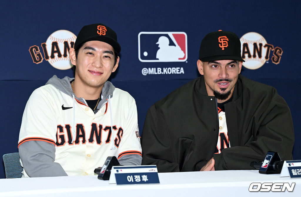 7일 오후 경기 이천 LG 챔피언스파크에서 샌프란시스코 자이언츠 미디어데이가 열렸다.샌프란시스코 구단은 이정후와 비텔로 감독, 윌리 아다메스가 참여하는 방한 프로그램을 진행 중이다. 이번 샌프란시스코의 한국 방문에는 래리 베어 CEO, 버스터 포지 사장, 잭 미나시안 단장 등 구단 주요 인사들이 함께한다.샌프란시스코 이정후, 윌리 아다메스가 취재진의 질문을 듣고 있다. 2026.01.07 /sunday@osen.co.kr