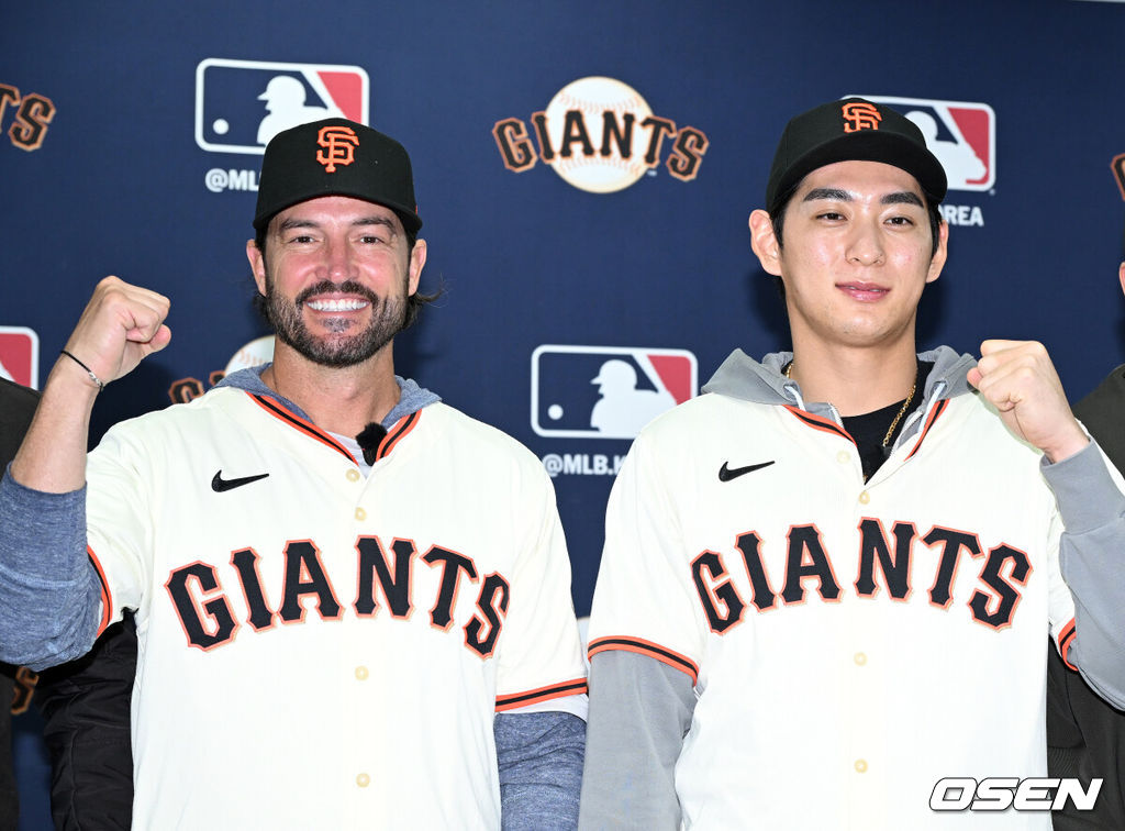 7일 오후 경기 이천 LG 챔피언스파크에서 샌프란시스코 자이언츠 미디어데이가 열렸다.샌프란시스코 구단은 이정후와 비텔로 감독, 윌리 아다메스가 참여하는 방한 프로그램을 진행 중이다. 이번 샌프란시스코의 한국 방문에는 래리 베어 CEO, 버스터 포지 사장, 잭 미나시안 단장 등 구단 주요 인사들이 함께한다.샌프란시스코 토니 비텔로 감독, 이정후가 기념촬영을 하고 있다. 2026.01.07 /sunday@osen.co.kr