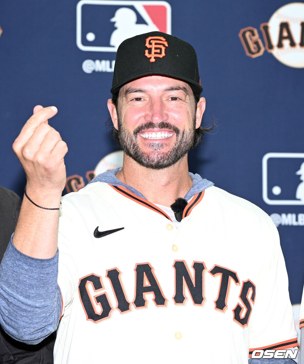 7일 오후 경기 이천 LG 챔피언스파크에서 샌프란시스코 자이언츠 미디어데이가 열렸다.샌프란시스코 구단은 이정후와 비텔로 감독, 윌리 아다메스가 참여하는 방한 프로그램을 진행 중이다. 이번 샌프란시스코의 한국 방문에는 래리 베어 CEO, 버스터 포지 사장, 잭 미나시안 단장 등 구단 주요 인사들이 함께한다.샌프란시스코 토니 비텔로 감독이 기념촬영을 하고 있다. 2026.01.07 /sunday@osen.co.kr