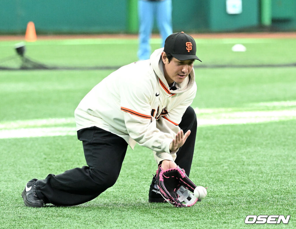 7일 오후 경기 이천 LG 챔피언스파크에서 샌프란시스코 자이언츠 미디어데이가 열렸다.샌프란시스코 구단은 이정후와 비텔로 감독, 윌리 아다메스가 참여하는 방한 프로그램을 진행 중이다. 이번 샌프란시스코의 한국 방문에는 래리 베어 CEO, 버스터 포지 사장, 잭 미나시안 단장 등 구단 주요 인사들이 함께한다.샌프란시스코 황재균이 야구 클리닉을 진행하고 있다. 2026.01.07 /sunday@osen.co.kr