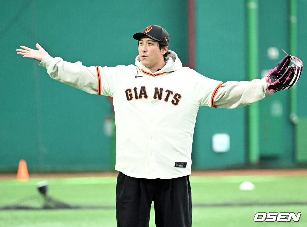 7일 오후 경기 이천 LG 챔피언스파크에서 샌프란시스코 자이언츠 미디어데이가 열렸다.샌프란시스코 구단은 이정후와 비텔로 감독, 윌리 아다메스가 참여하는 방한 프로그램을 진행 중이다. 이번 샌프란시스코의 한국 방문에는 래리 베어 CEO, 버스터 포지 사장, 잭 미나시안 단장 등 구단 주요 인사들이 함께한다.샌프란시스코 황재균이 야구 클리닉을 진행하고 있다. 2026.01.07 /sunday@osen.co.kr