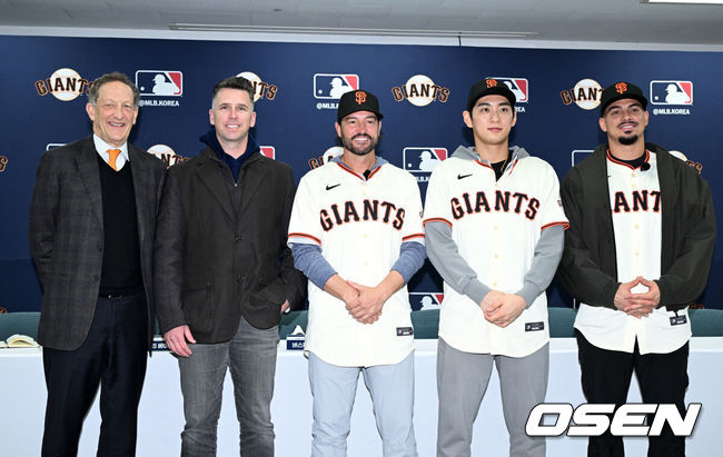 [OSEN=이천, 이대선 기자] 7일 오후 경기 이천 LG 챔피언스파크에서 샌프란시스코 자이언츠 미디어데이가 열렸다.샌프란시스코 구단은 이정후와 비텔로 감독, 윌리 아다메스가 참여하는 방한 프로그램을 진행 중이다. 이번 샌프란시스코의 한국 방문에는 래리 베어 CEO, 버스터 포지 사장, 잭 미나시안 단장 등 구단 주요 인사들이 함께한다.샌프란시스코 래리 베어 CEO, 버스터 포지 사장, 토니 비텔로 감독, 이정후, 윌리 아다메스가 기념촬영을 하고 있다. 2026.01.07 /sunday@osen.co.kr