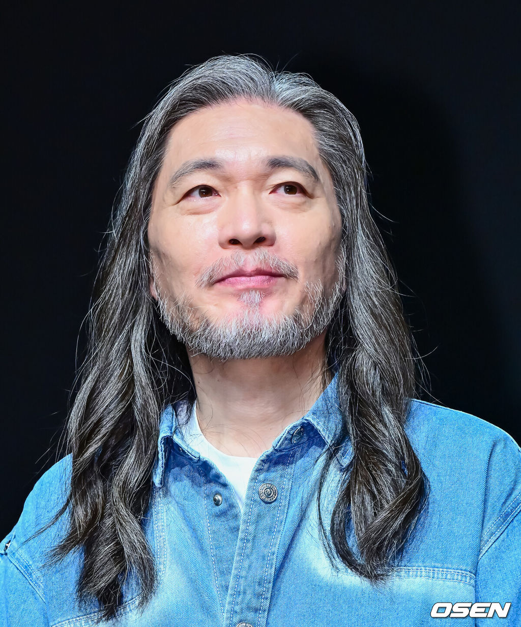 17일 오후 서울 강남구 청담동 일지아트홀에서 임재범 40주년 기념 전국투어 및 8집 선공개 기자간담회가 열렸다.가수 임재범은 데뷔 40주년이라는 이정표를 맞아 전국투어 콘서트 ‘나는 임재범이다’를 개최하고, 정규 8집의 포문을 여는 신곡 ‘인사’를 들고 가요계에 복귀한다.임재범이 포토타임을 하고 있다. 2025.09.17 /jpnews@osen.co.kr