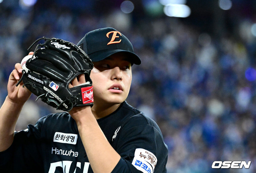 21일 대구 삼성라이온즈파크에서 ‘2025 신한 SOL Bank KBO리그’ 포스트시즌 플레이오프 3차전 삼성 라이온즈와 한화 이글스의 경기가 열렸다.홈팀 삼성은 아리엘 후라도, 방문팀 한화는 류현진을 선발로 내세웠다.한화 투수 문동주가 9회말 등판을 준비하며 몸을 풀고 있다. 2025.10.21 / dreamer@osen.co.kr