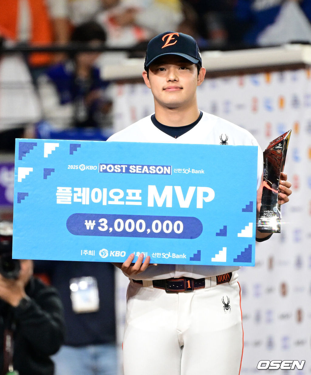 프로야구 한화 이글스는 24일 대전 한화생명볼파크에서 열린 2025 신한 SOL뱅크 KBO 플레이오프(5전 3선승제) 삼성 라이온즈와의 5차전에서 11-2 완승을 거뒀다.정규시즌 2위에 올라 플레이오프에 직행한 한화는 시리즈 전적 3승 2패로 한국시리즈행 티켓을 거머쥐었다. 2006년 이후 19년 만에 한국시리즈 진출이다. 반면 NC 다이노스와 와일드카드 결정전(1승 1패), SSG 랜더스와 준플레이오프(3승 1패)를 거쳐 플레이오프에 오른 4위 삼성은 투혼의 명승부에도 2년 연속 한국시리즈 진출이 좌절됐다. 경기 종료 후 플레이오프 MVP를 수상한 한화 문동주가 포즈를 취하고 있다. 2025.10.24 /sunday@osen.co.kr