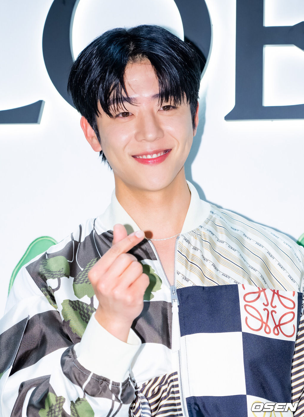 18일 오후 서울 서초구 신세계 백화점 강남점에서 브랜드 팝업 스토어 오픈 사진 행사 열렸다.이날 행사에는 배우 채종협, 장다아, 전소니가 참석했다.배우 채종협 포즈를 취하고 있다. 2024.04.18 /rumi@osen.co.kr