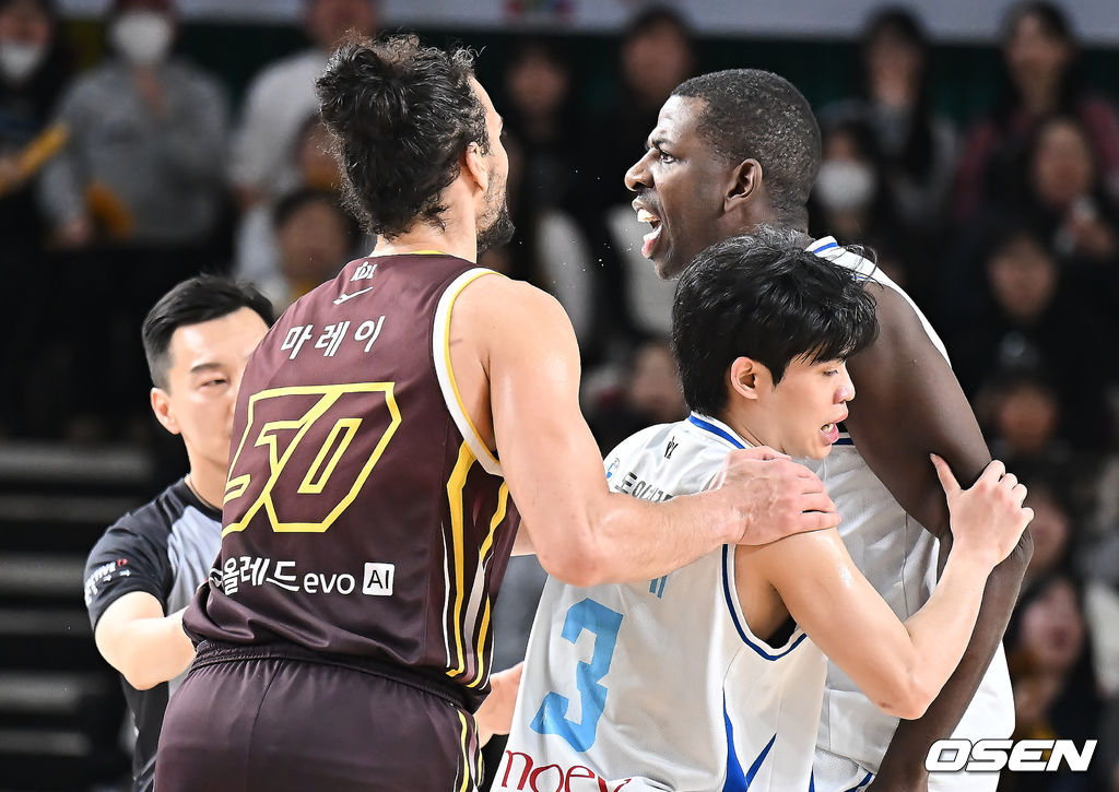 7일 창원 체육관에서 2025-2026 LG전자 프로농구 창원 LG와 서울 삼성의 경기가 열렸다.  삼성전 6연승을 질주하고 있는 LG가 이번 맞대결에서도 상승세를 이어갈 수 있을지 관심이 모아진다.서울 삼성 앤드류 니콜슨이 심판에게 항의하다 퇴장당하고 있다. 2026.01.07 / foto0307@osen.co.kr