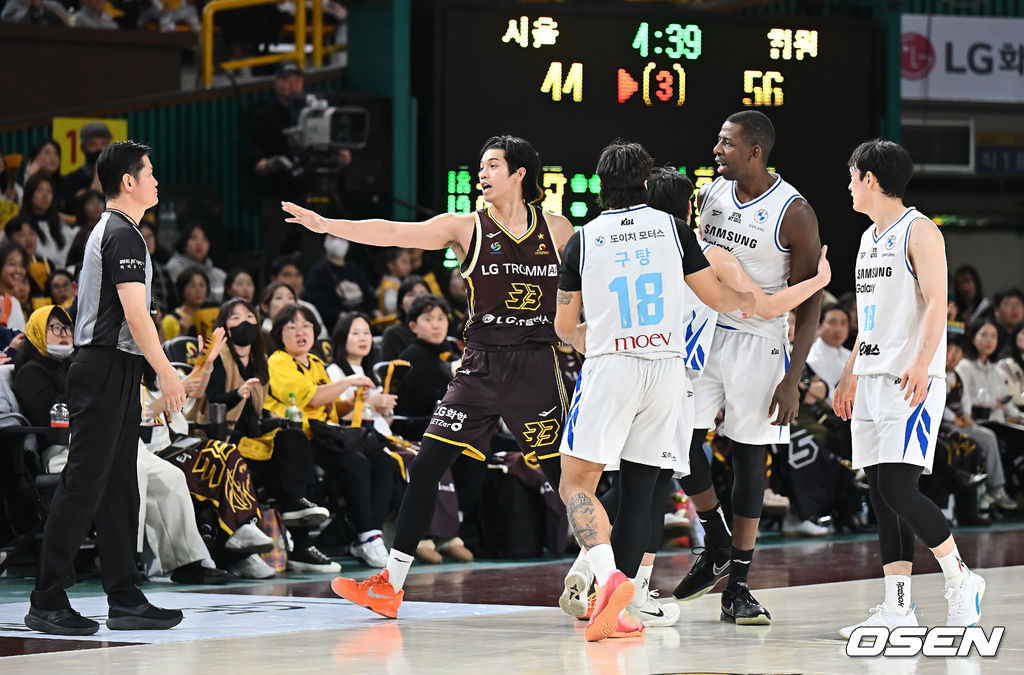 7일 창원 체육관에서 2025-2026 LG전자 프로농구 창원 LG와 서울 삼성의 경기가 열렸다.  삼성전 6연승을 질주하고 있는 LG가 이번 맞대결에서도 상승세를 이어갈 수 있을지 관심이 모아진다.서울 삼성 앤드류 니콜슨이 심판에게 항의하고 있다. 2026.01.07 / foto0307@osen.co.kr