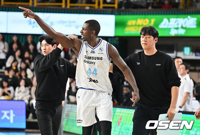 [OSEN=창원, 이석우 기자] 7일 창원 체육관에서 2025-2026 LG전자 프로농구 창원 LG와 서울 삼성의 경기가 열렸다.  삼성전 6연승을 질주하고 있는 LG가 이번 맞대결에서도 상승세를 이어갈 수 있을지 관심이 모아진다.서울 삼성 앤드류 니콜슨이 심판에게 항의하다 퇴장당하고 있다. 2026.01.07 / foto0307@osen.co.kr