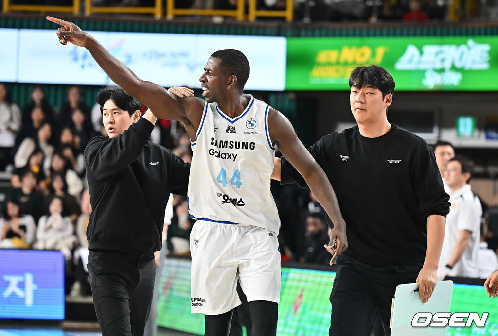 7일 창원 체육관에서 2025-2026 LG전자 프로농구 창원 LG와 서울 삼성의 경기가 열렸다.  삼성전 6연승을 질주하고 있는 LG가 이번 맞대결에서도 상승세를 이어갈 수 있을지 관심이 모아진다.서울 삼성 앤드류 니콜슨이 심판에게 항의하다 퇴장당하고 있다. 2026.01.07 / foto0307@osen.co.kr