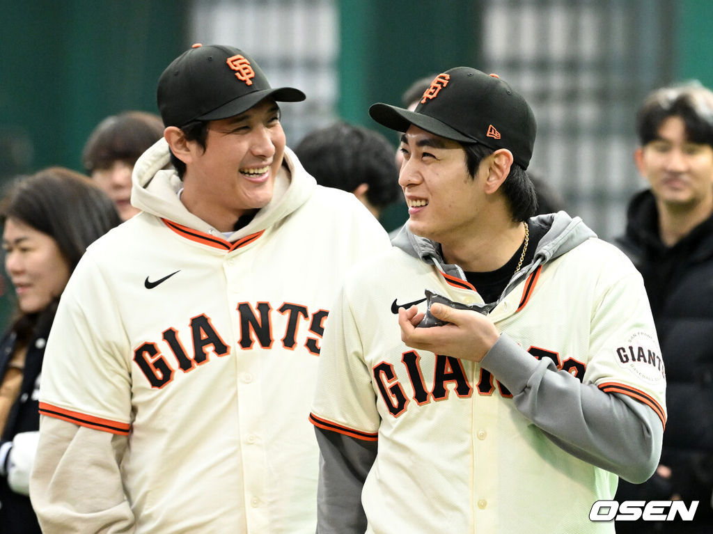 7일 오후 경기 이천 LG 챔피언스파크에서 샌프란시스코 자이언츠 미디어데이가 열렸다.샌프란시스코 구단은 이정후와 비텔로 감독, 윌리 아다메스가 참여하는 방한 프로그램을 진행 중이다. 이번 샌프란시스코의 한국 방문에는 래리 베어 CEO, 버스터 포지 사장, 잭 미나시안 단장 등 구단 주요 인사들이 함께한다.샌프란시스코 황재균, 이정후가 야구 클리닉을 진행하고 있다. 2026.01.07 /sunday@osen.co.kr