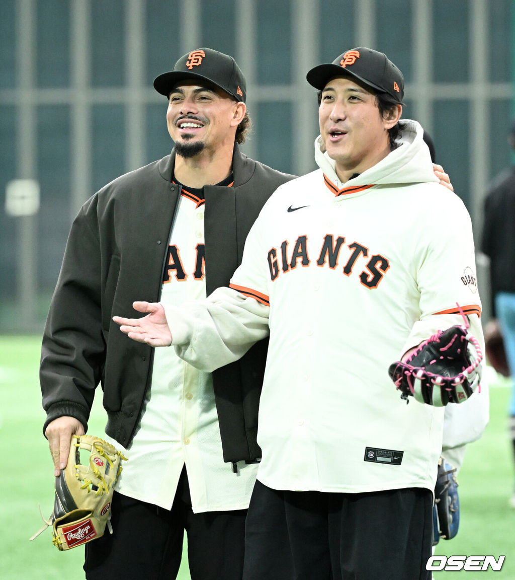 7일 오후 경기 이천 LG 챔피언스파크에서 샌프란시스코 자이언츠 미디어데이가 열렸다.샌프란시스코 구단은 이정후와 비텔로 감독, 윌리 아다메스가 참여하는 방한 프로그램을 진행 중이다. 이번 샌프란시스코의 한국 방문에는 래리 베어 CEO, 버스터 포지 사장, 잭 미나시안 단장 등 구단 주요 인사들이 함께한다.샌프란시스코 윌리 아다메스, 황재균이 야구 클리닉을 진행하고 있다. 2026.01.07 /sunday@osen.co.kr