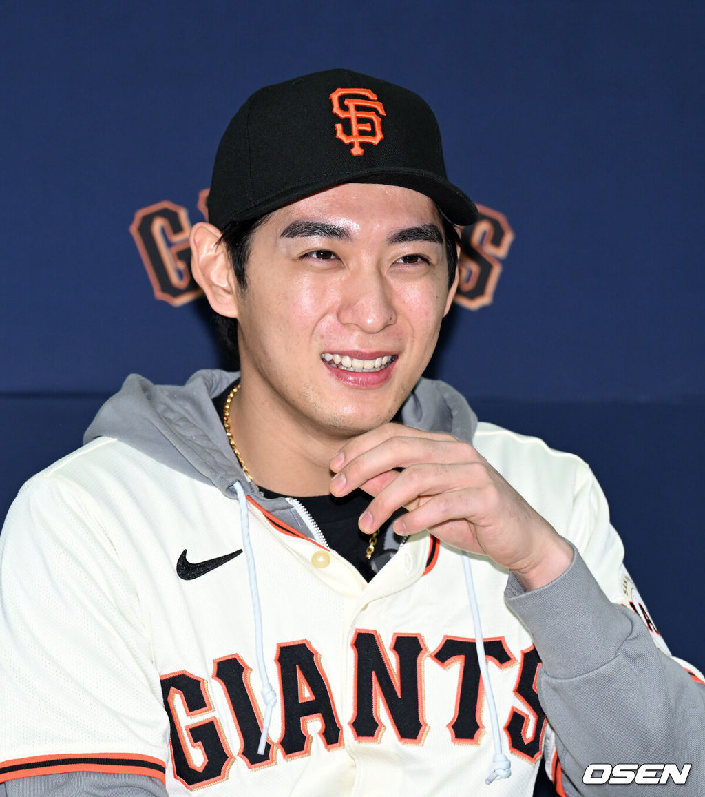 7일 오후 경기 이천 LG 챔피언스파크에서 샌프란시스코 자이언츠 미디어데이가 열렸다.샌프란시스코 구단은 이정후와 비텔로 감독, 윌리 아다메스가 참여하는 방한 프로그램을 진행 중이다. 이번 샌프란시스코의 한국 방문에는 래리 베어 CEO, 버스터 포지 사장, 잭 미나시안 단장 등 구단 주요 인사들이 함께한다.샌프란시스코 이정후가 미소를 짓고 있다. 2026.01.07 /sunday@osen.co.kr