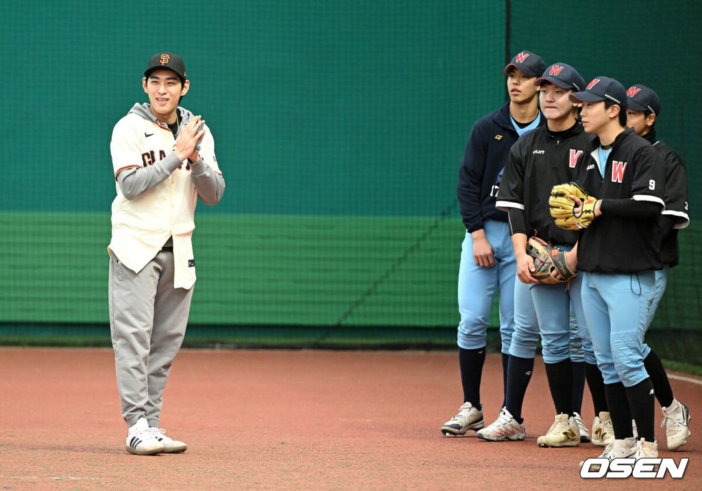 7일 오후 경기 이천 LG 챔피언스파크에서 샌프란시스코 자이언츠 미디어데이가 열렸다.샌프란시스코 구단은 이정후와 비텔로 감독, 윌리 아다메스가 참여하는 방한 프로그램을 진행 중이다. 이번 샌프란시스코의 한국 방문에는 래리 베어 CEO, 버스터 포지 사장, 잭 미나시안 단장 등 구단 주요 인사들이 함께한다.샌프란시스코 이정후가 야구 클리닉을 진행하고 있다. 2026.01.07 /sunday@osen.co.kr