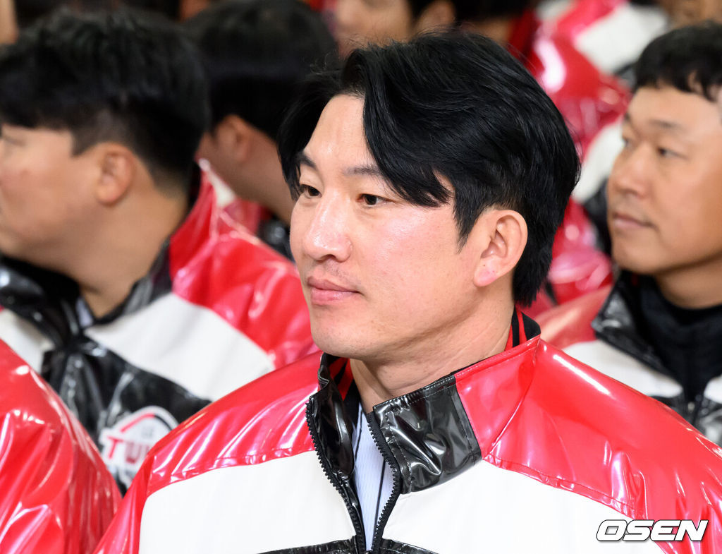 6일 오후 서울 잠실야구장에서 LG 트윈스 2026년 선수단 신년인사회가 열렸다.LG 트윈스는 염경엽 감독이 이끄는 1군 코치진은 김정준 수석코치, 김용일 수석트레이너, 모창민-김재율 타격코치, 김광삼-장진용 투수코치, 김일경 수비코치, 정수성 작전코치, 송지만 주루 및 외야수비코치 등 기존 인원이 대부분 유임됐으며 2026시즌 2연패 도전을 함께할 코칭스태프 구성을 완료했다.LG 장시환이 행사의 시작을 기다리고 있다. 2026.01.06 /sunday@osen.co.kr