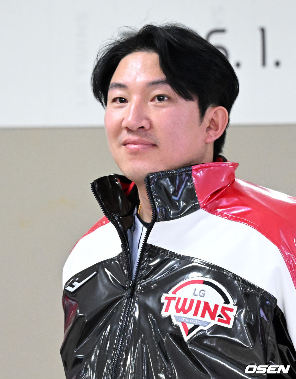 6일 오후 서울 잠실야구장에서 LG 트윈스 2026년 선수단 신년인사회가 열렸다.LG 트윈스는 염경엽 감독이 이끄는 1군 코치진은 김정준 수석코치, 김용일 수석트레이너, 모창민-김재율 타격코치, 김광삼-장진용 투수코치, 김일경 수비코치, 정수성 작전코치, 송지만 주루 및 외야수비코치 등 기존 인원이 대부분 유임됐으며 2026시즌 2연패 도전을 함께할 코칭스태프 구성을 완료했다.LG 장시환이 인사를 하고 있다. 2026.01.06 /sunday@osen.co.kr