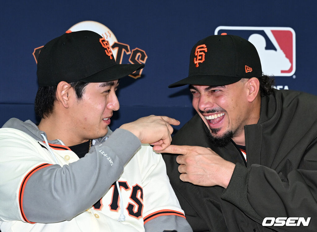7일 오후 경기 이천 LG 챔피언스파크에서 샌프란시스코 자이언츠 미디어데이가 열렸다.샌프란시스코 구단은 이정후와 비텔로 감독, 윌리 아다메스가 참여하는 방한 프로그램을 진행 중이다. 이번 샌프란시스코의 한국 방문에는 래리 베어 CEO, 버스터 포지 사장, 잭 미나시안 단장 등 구단 주요 인사들이 함께한다.샌프란시스코 이정후가 윌리 아다메스와 이야기를 나누며 환하게 웃고 있다. 2026.01.07 /sunday@osen.co.kr