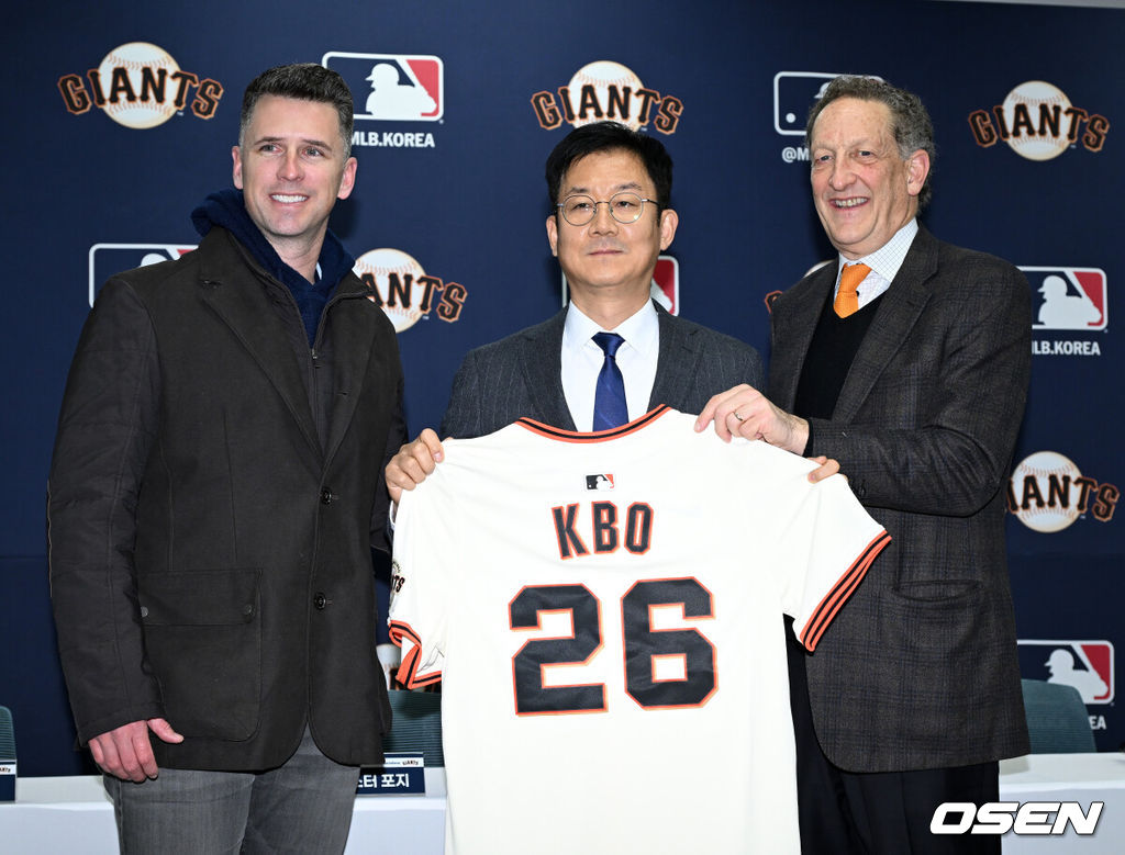 7일 오후 경기 이천 LG 챔피언스파크에서 샌프란시스코 자이언츠 미디어데이가 열렸다.샌프란시스코 구단은 이정후와 비텔로 감독, 윌리 아다메스가 참여하는 방한 프로그램을 진행 중이다. 이번 샌프란시스코의 한국 방문에는 래리 베어 CEO, 버스터 포지 사장, 잭 미나시안 단장 등 구단 주요 인사들이 함께한다.샌프란시스코 버스터 포지 사장, 래리 베어 CEO가 KBO 박근찬 사무총장과 기념촬영을 하고 있다. 2026.01.07 /sunday@osen.co.kr