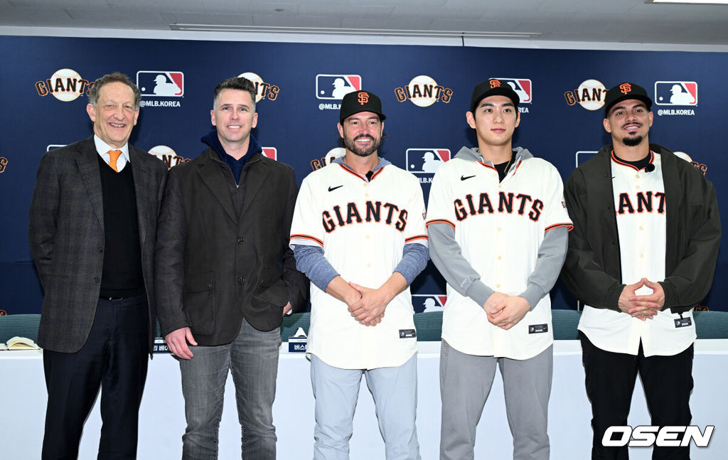 7일 오후 경기 이천 LG 챔피언스파크에서 샌프란시스코 자이언츠 미디어데이가 열렸다.샌프란시스코 구단은 이정후와 비텔로 감독, 윌리 아다메스가 참여하는 방한 프로그램을 진행 중이다. 이번 샌프란시스코의 한국 방문에는 래리 베어 CEO, 버스터 포지 사장, 잭 미나시안 단장 등 구단 주요 인사들이 함께한다.샌프란시스코 래리 베어 CEO, 버스터 포지 사장, 토니 비텔로 감독, 이정후, 윌리 아다메스가 기념촬영을 하고 있다. 2026.01.07 /sunday@osen.co.kr