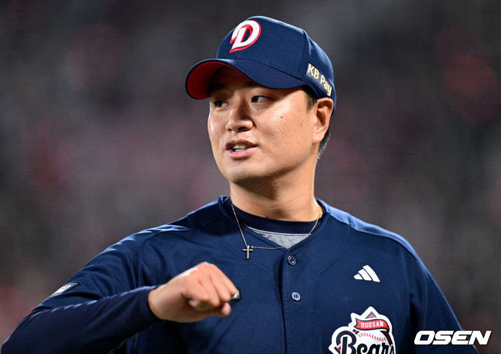 26일 오후 경기도 수원 KT위즈파크에서 ‘2025 신한 SOL Bank KBO리그’ KT 위즈와 두산 베어스의 경기가 열렸다.홈팀 KT는 소형준, 방문팀 두산은 최승용을 선발로 내세웠다.8회말 KT 공격을 무실점으로 막아낸 두산 투수 이영하가 더그아웃으로 향하며 기뻐하고 있다. 2025.03.26 / dreamer@osen.co.kr