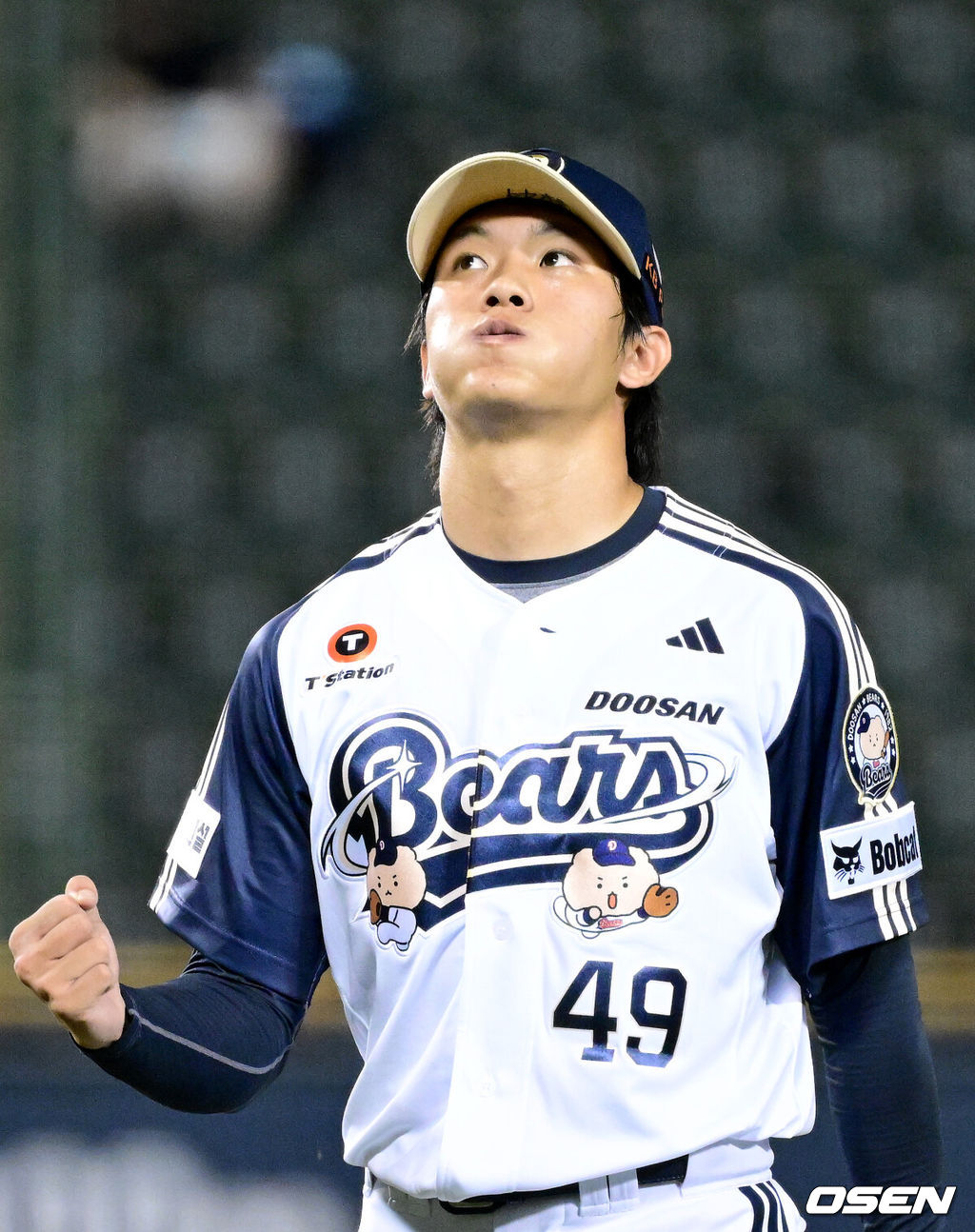 22일 서울 잠실야구장에서 ‘2025 신한 SOL Bank KBO리그’ 두산 베어스와 KT 위즈의 경기가 열렸다.홈팀 두산은 최민석, 방문팀 KT는 헤이수스를 선발로 내세웠다.7회초 KT 공격을 삼자범퇴로 막아낸 두산 투수 박신지가 더그아웃으로 향하며 기뻐하고 있다. 2025.08.22 / dreamer@osen.co.kr