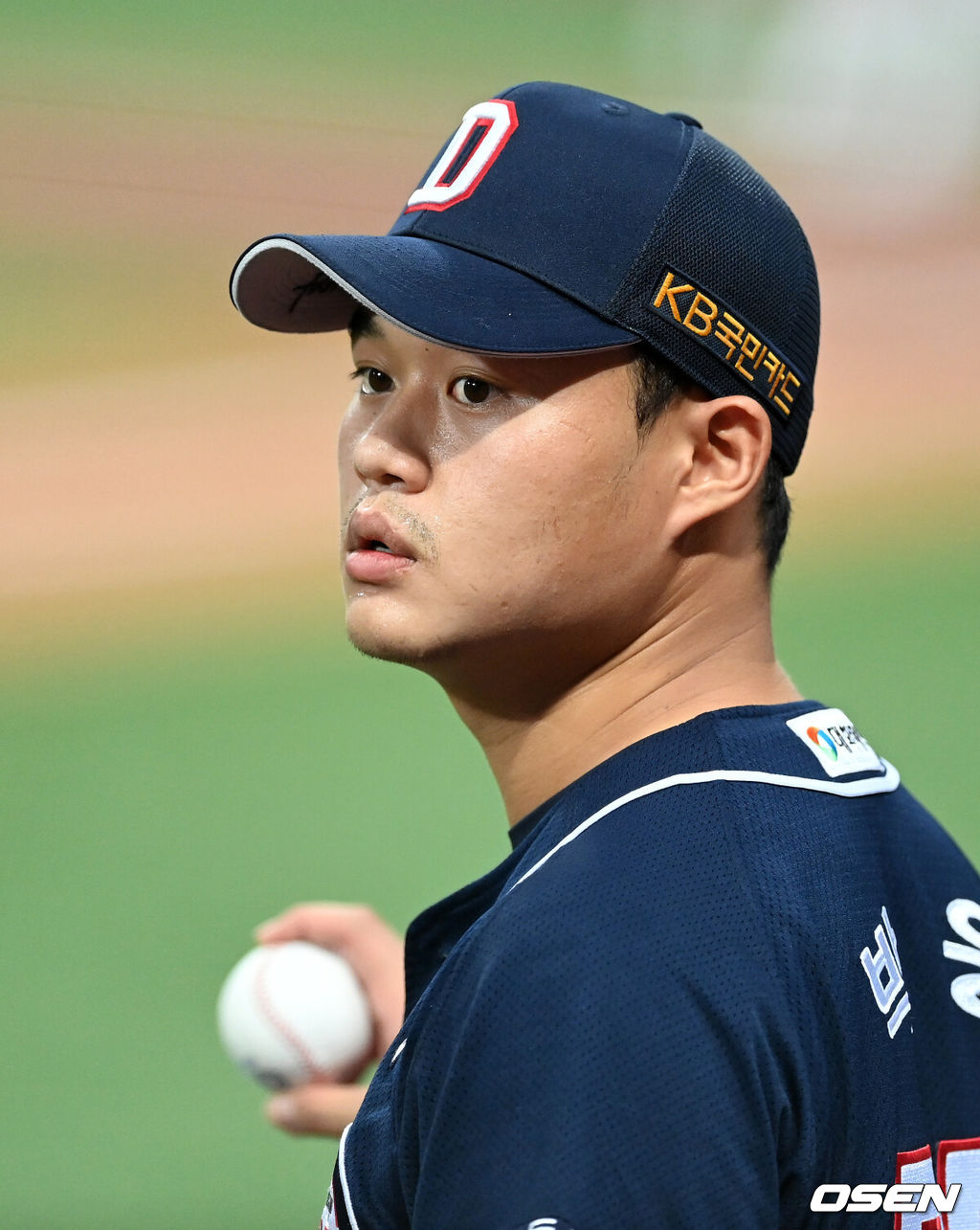 15일 오후 서울 고척스카이돔에서 ‘2021 신한은행 SOL KBO리그’ 키움 히어로즈와 두산 베어스의 경기가 열렸다.두산 박웅이 8회말 수비를 준비하고 있다. 2021.08.15 /jpnews@osen.co.kr