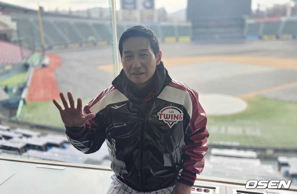 염경엽 감독이 올해 우승 목표를 밝히며 LG 통산 5번째 우승을 의미하는 손가락 5개를 펼쳐보이고 있다. /orange@osen.co.kr 