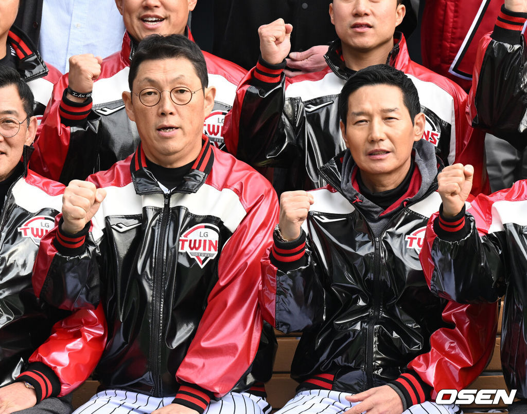 6일 오후 서울 잠실야구장에서 LG 트윈스 2026년 선수단 신년인사회가 열렸다.LG 트윈스는 염경엽 감독이 이끄는 1군 코치진은 김정준 수석코치, 김용일 수석트레이너, 모창민-김재율 타격코치, 김광삼-장진용 투수코치, 김일경 수비코치, 정수성 작전코치, 송지만 주루 및 외야수비코치 등 기존 인원이 대부분 유임됐으며 2026시즌 2연패 도전을 함께할 코칭스태프 구성을 완료했다.LG 김정준 수석코치, 염경엽 감독이 기념촬영을 하고 있다. 2026.01.06 /sunday@osen.co.kr